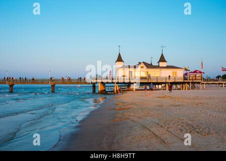 Plage avec jetée d'Ahlbeck dans la lumière du soir, station balnéaire de l'île d'Usedom, d'Ahlbeck, Mecklembourg-Poméranie-Occidentale, Allemagne Banque D'Images