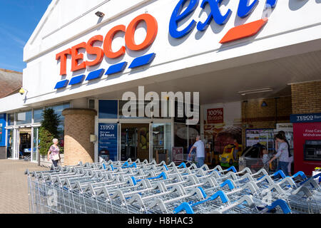 24 heures supplémentaires Tesco supermarché, centre commercial de Brooklands, Barnes Wallis Drive, Weybridge, Surrey, Angleterre, Royaume-Uni Banque D'Images