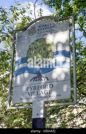 Pyrford Village signe, Coldharbor Road, Pyrford, Surrey, Angleterre, Royaume-Uni Banque D'Images