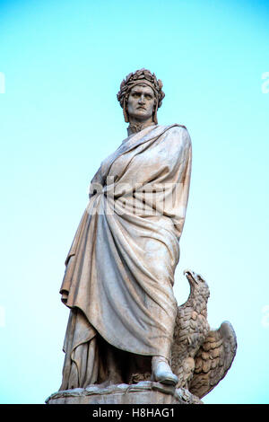 Statue de Dante Alighieri comité permanent à l'extérieur de l'église Santa Croce à Florence Italie Banque D'Images