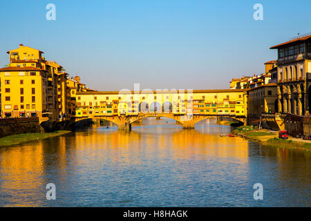 Le Ponte Vecchio à Florence Italie dans le soleil matinal. Banque D'Images