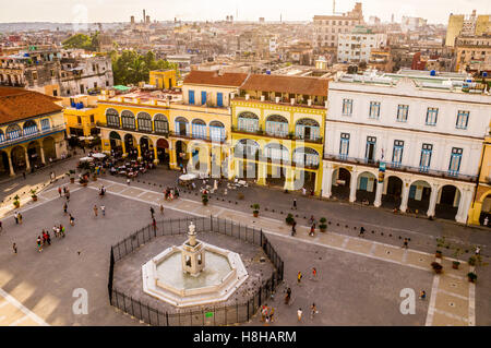 Vue d'ensemble de la Plaza Vieja colorés à La Havane Banque D'Images