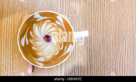 Latte de Rose. Un bouton de rose a été placé sur le dessus pour faire bonne mesure Banque D'Images