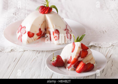 Gâteau fromage mascarpone et fraises fraîches sur la table horizontale. Banque D'Images