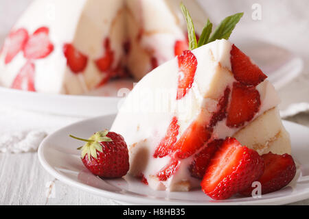 Gâteau au fromage avec des fraises fraîches sur une plaque horizontale de macro. Banque D'Images