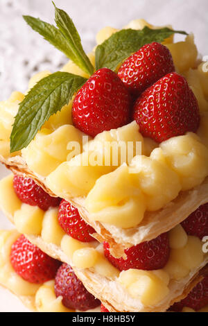 Millefeuille français dessert aux fruits rouges fraises verticales de macro. Banque D'Images