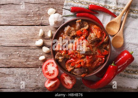 Cuisine orientale : agneau mijoté lentement avec les légumes dans un bol sur la table horizontale vue du dessus. Banque D'Images