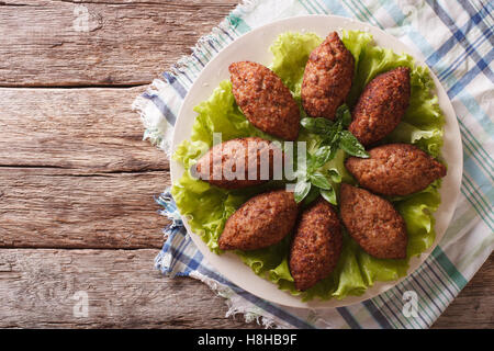 La cuisine arabe : apéritif viande kibbeh close-up sur une assiette. Vue du dessus horizontale Banque D'Images