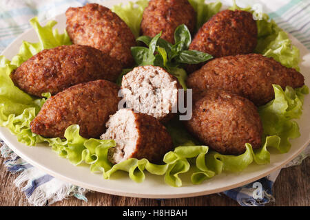 La cuisine arabe : apéritif viande kibbeh close-up sur une plaque horizontale. Banque D'Images