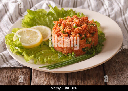 Turkish k ?s ?r salade épicée de boulgour aux herbes close-up sur une plaque sur la table horizontale. Banque D'Images