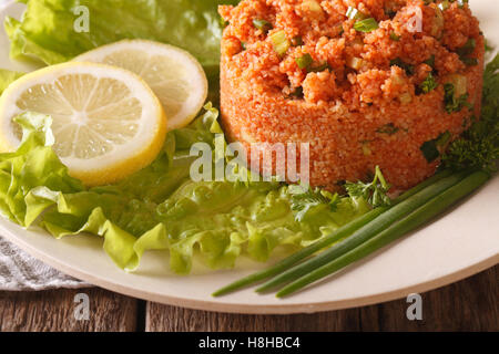 La cuisine turque : epicé Kisir macro sur une plaque horizontale sur la table. Banque D'Images