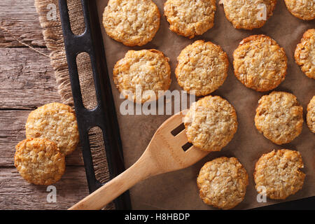 Biscuits Anzac close up sur une plaque de cuisson sur la table horizontale vue du dessus. Banque D'Images