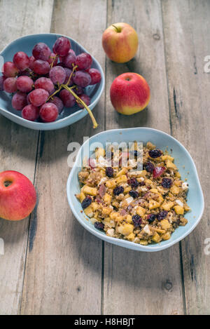 Salade de quinoa aux raisins, pommes, amandes et les bleuets. Sur une table en bois rustique. Banque D'Images