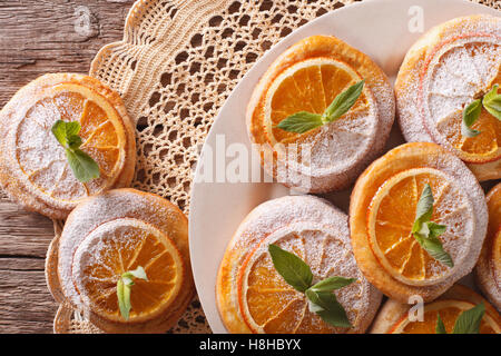 Des biscuits aux amandes et oranges libre sur une plaque horizontale vue du dessus. Banque D'Images