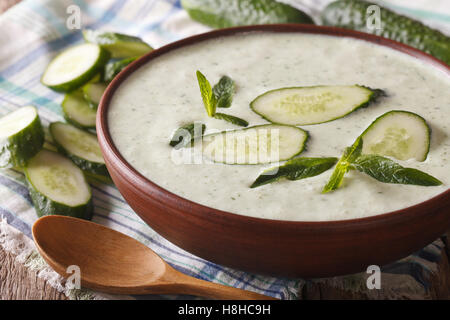 Soupe de concombre à la menthe alimentaires close-up dans un bol sur la table horizontale. Banque D'Images