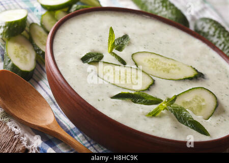 Régime soupe crème fraîche de concombre à la menthe close up dans un bol sur la table. Banque D'Images