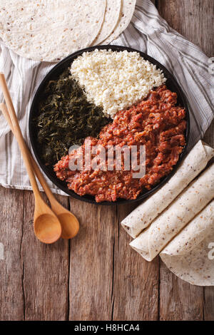 Cuisine éthiopienne : le kifto avec des herbes et du fromage sur une assiette et l'injera. vertical Vue de dessus Banque D'Images