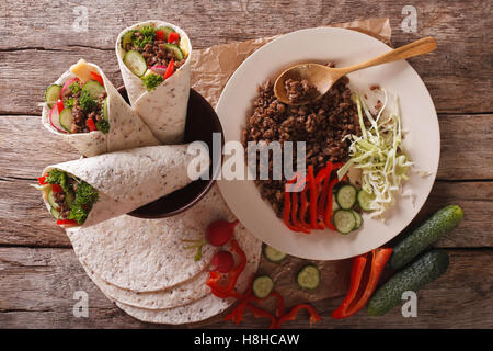 Rouleau de sandwich au boeuf et légumes frais sur la table horizontale vue du dessus. Banque D'Images