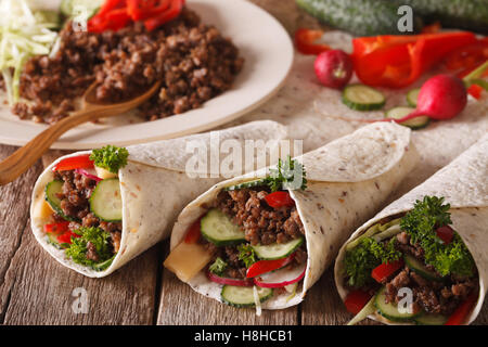 Avec roulade de viande hachée, de légumes et d'ingrédients sur la table horizontale. Banque D'Images