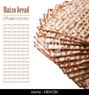 Casher pour la Pâque juive matzo macro isolé sur fond blanc. texte Banque D'Images