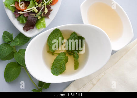 Vinaigrette légère avec des feuilles de menthe. Vue d'en haut. Banque D'Images