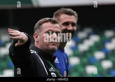 Windsor Park, Belfast. 26 mai 2016. L'Irlande du Nord U21 manager, et la performance d'Élite Directeur, Jim Magilton dans l'équipe senior de formation comme l'Irlande du Nord préparé pour leur match amical contre la Biélorussie le jour suivant. Sur la photo derrière Magilton est d'Irlande Gareth McAuley international. Banque D'Images