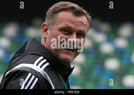 Windsor Park, Belfast. 26 mai 2016. L'Irlande du Nord U21 manager, et la performance d'Élite Directeur, Jim Magilton dans l'équipe senior de formation comme l'Irlande du Nord préparé pour leur match amical contre la Biélorussie le jour suivant. Banque D'Images