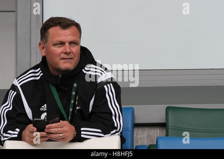 Windsor Park, Belfast. 26 mai 2016. L'Irlande du Nord U21 manager, et la performance d'Élite Directeur, Jim Magilton dans l'équipe senior de formation comme l'Irlande du Nord préparé pour leur match amical contre la Biélorussie le jour suivant. Banque D'Images