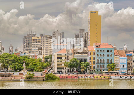 RECIFE, BRÉSIL, JANVIER - 2016 - vue sur la ville de bâtiments de style éclectique de riverfront dans la ville de Recife, Brésil Banque D'Images