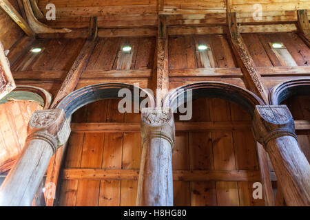 Colonnes et capital en bois dans la nef de l'église de Urnes, Ornes, lustre, comté de Sogn og Fjordane, Norvège Banque D'Images