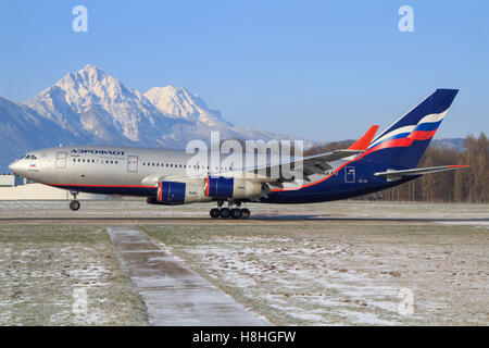 Salzburg/Autriche12 janvier, 2014:Iliouchine Il-96-300 d'Aeroflot à l'aéroport de Salzbourg. Banque D'Images