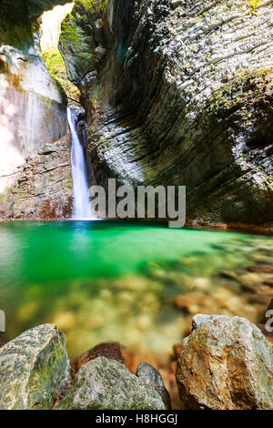 Belle cascade Kozjak, parc national du Triglav, en Slovénie Banque D'Images