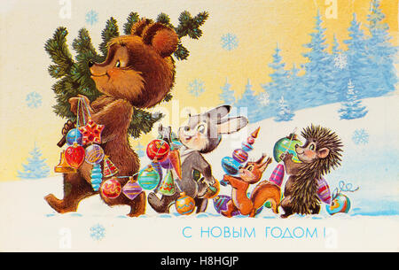 Urss - circa 1990 : Reproduction de carte postale ancienne montre l'ours, le lapin, le hérisson et l'écureuil sont l'arbre de Noël et des jouets, c Banque D'Images