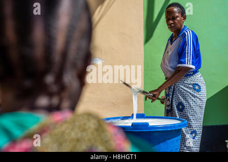 Une ménagère prépare du savon liquide pour la vente sur le marché en Kipofu Visiga Kwa près de Dar Es Salaam, Tanzanie Banque D'Images