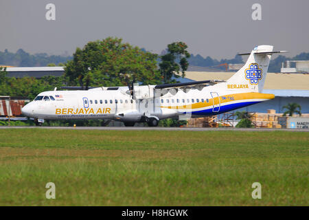 Kuala Lumpur Malaisie Subang/ Février 10, 2015 : BERJAYA ATR 72-500 , à l'aéroport de Subang. Banque D'Images