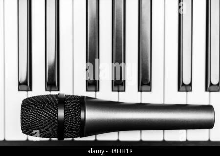 Close up le microphone sur le clavier du piano dans Music Studio Banque D'Images