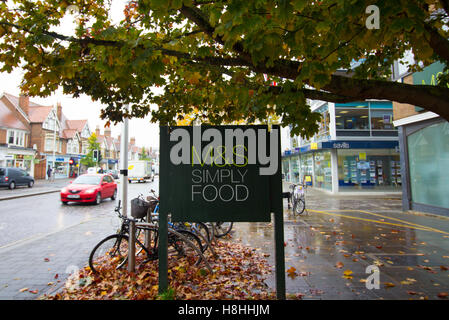 Marks & Spencer Simply Food Sign in Summertown, Oxfordshire, UK Banque D'Images