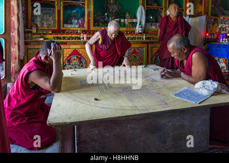 Diskit, Inde - le 20 août 2015 : les moines bouddhistes travaillant sur un mandala dans la salle de prière du monastère Banque D'Images