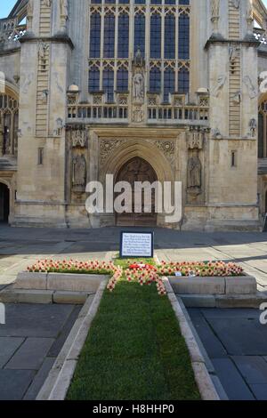 Coquelicots rouges dans une croix à l'extérieur de l'abbaye de Bath le jour de l'Armistice, 11 novembre. Banque D'Images