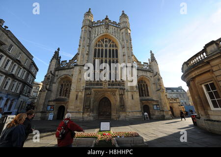 L'Abbaye de Bath avec coquelicots rouge le jour de l'Armistice, 11 novembre. Banque D'Images