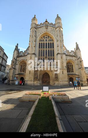 L'Abbaye de Bath avec coquelicots rouge le jour de l'Armistice, 11 novembre. Banque D'Images