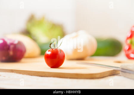 Peu de tomate cocktail se trouve sur une carte Banque D'Images