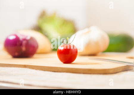 Peu de tomate cocktail se trouve sur une carte Banque D'Images