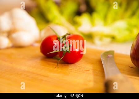 Peu de tomates cocktail se trouve sur une carte Banque D'Images