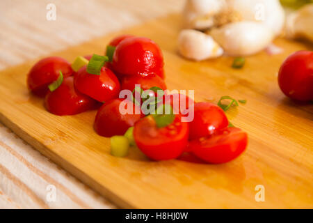 Peu de tomates cocktail se trouve sur une carte Banque D'Images