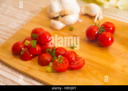 Peu de tomates cocktail se trouve sur une carte Banque D'Images