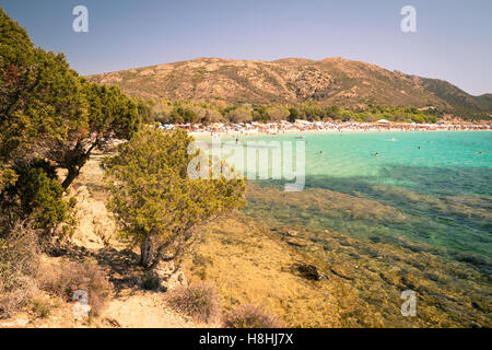 Tuerredda est considérée comme une des plus belles plages de la Sardaigne pour son sable blanc et la couleur claire de la mer. Banque D'Images