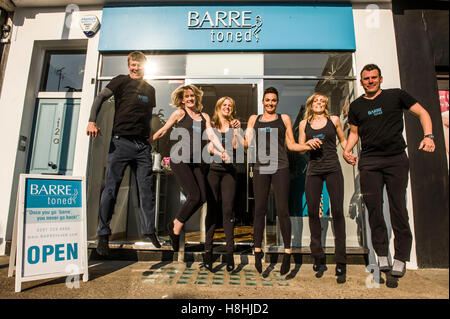 Le lancement du centre d'BARREtoned dans Notting Hill partie appartenant à l'acteur de télévision Sarah Parish. Sarah d'abord connu la méthode tout en travaillant sur un film à Vancouver et est rapidement devenu accro et déterminé à un groupe d'autres bailleurs de fonds pour le ramener au Royaume-Uni où il est ironique de constater que c'est issue avant d'être exportées vers les États-Unis où Anne Hathaway, Drew Barrymore et Kelly Osborne sont tous désireux de dévots. Le la manie de forme physique est basée sur la barre de ballet et d'une série d'impulsion faible mais extrêmement intenses et précis des mouvements. isométrique ' Il en résulte une plus grande rationalisation danseur-corps comme 1 unité centrale ainsi que Banque D'Images