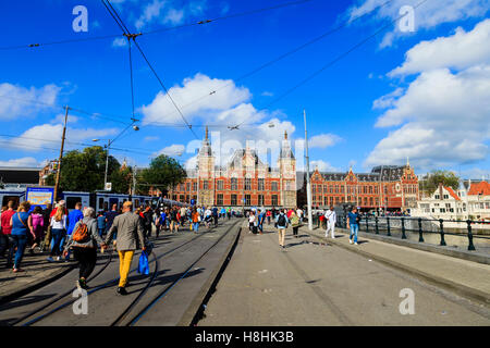 Les lignes de tramway menant le long vers le Damrak Amsterdam Centraal Station Stationsplein Amsterdam Banque D'Images