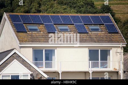 La collecte de l'énergie verte renouvelable provenant du soleil, des panneaux solaires sur un toit Banque D'Images